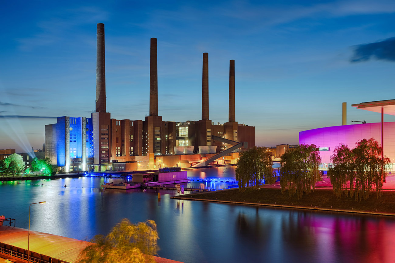 Autostadt Wolfsburg VW Werk beleuchtet