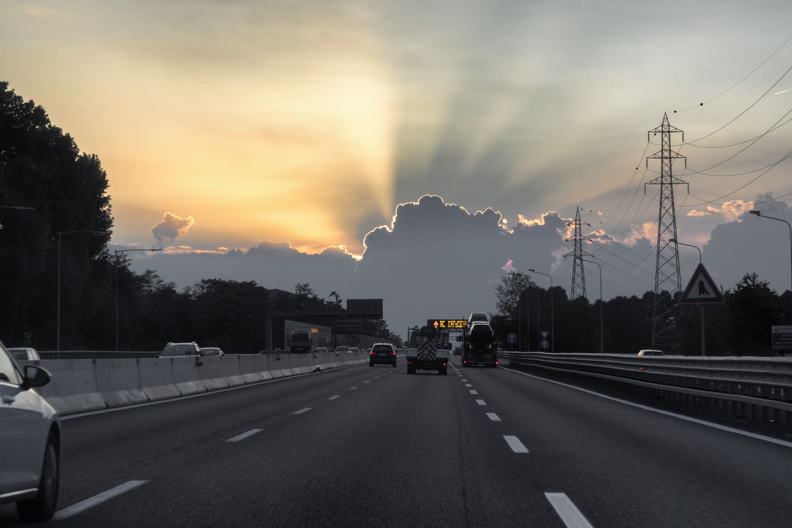 Autostrada dei laghi al crepuscolo