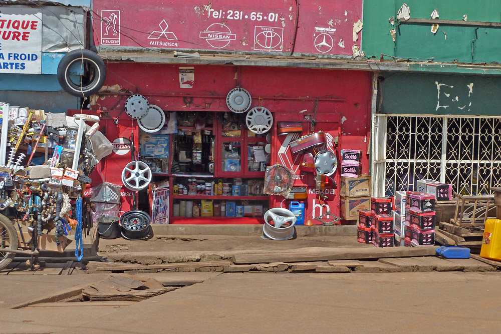 Autoteilehandel in Yaoundé / Cameroun / Africa