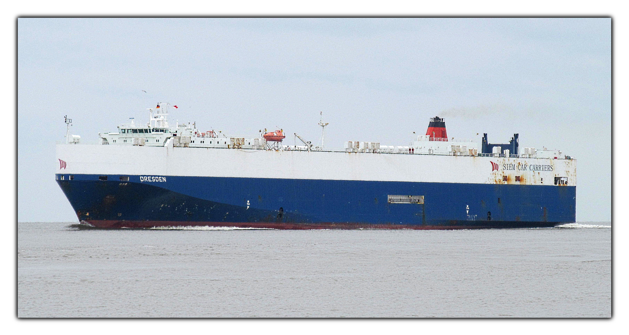 Autotransporter auf dem Wasser bei Cuxhaven ... 