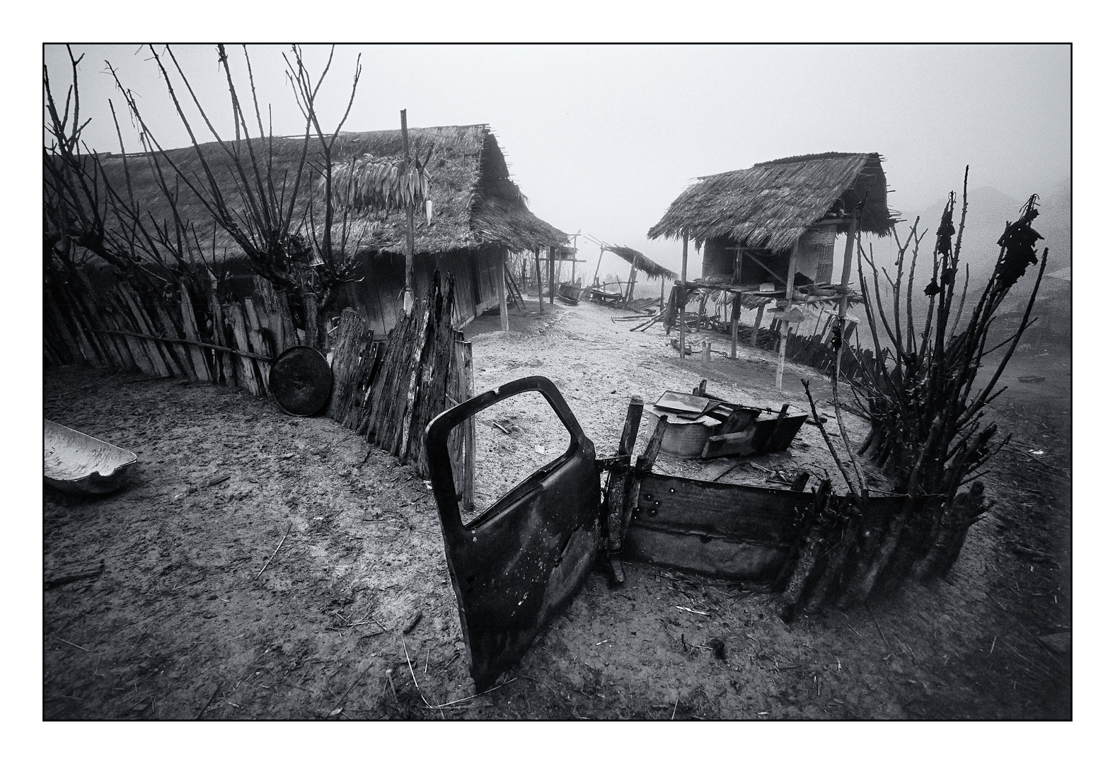Autotüre und Bombenblindgänger. Xieng Khouang, Laos
