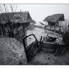 Autotüre und Bombenblindgänger. Xieng Khouang, Laos