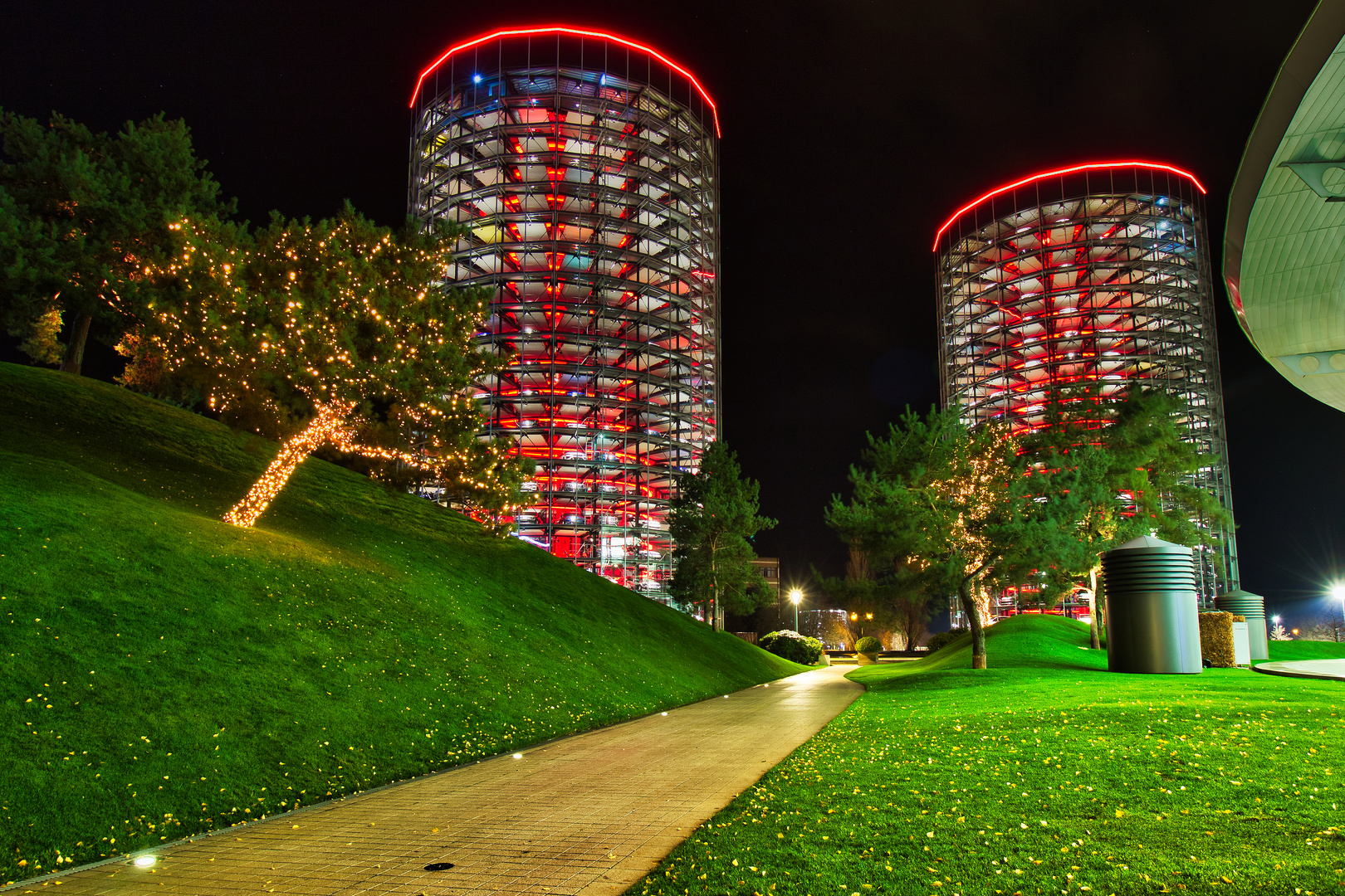 Autotürme der Autostadt Wolfsburg mit Lichterbaum
