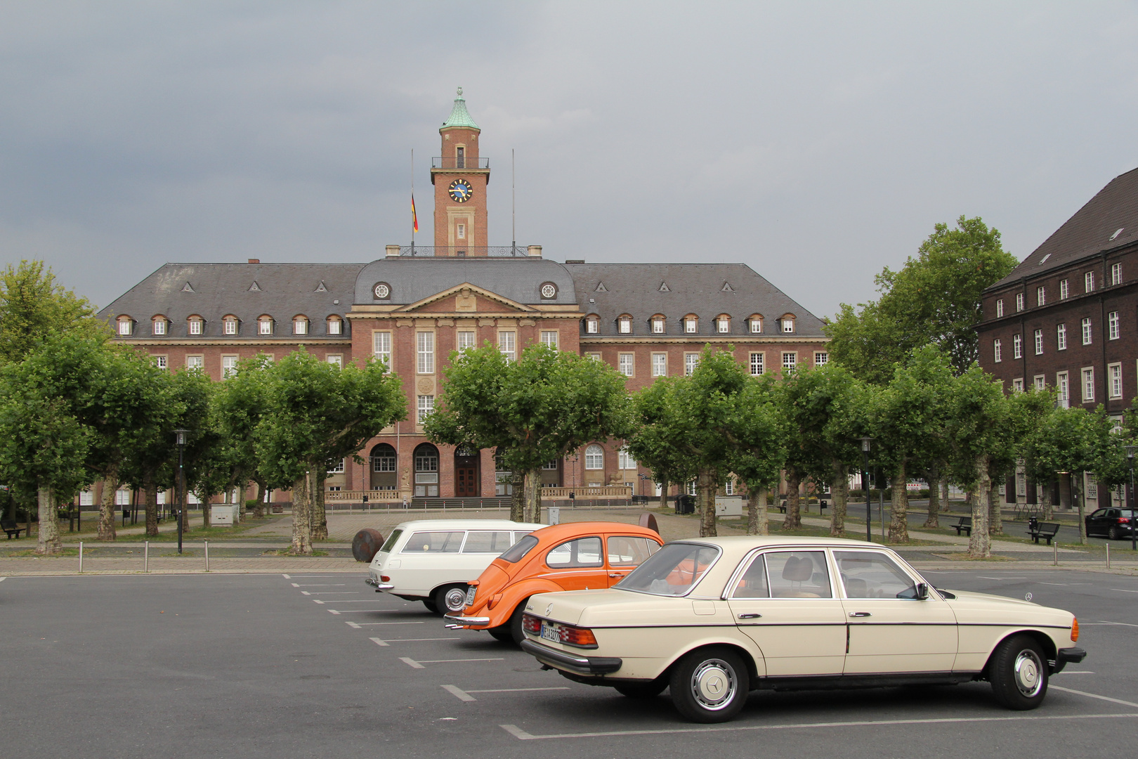 Autoversammlung am Rathaus