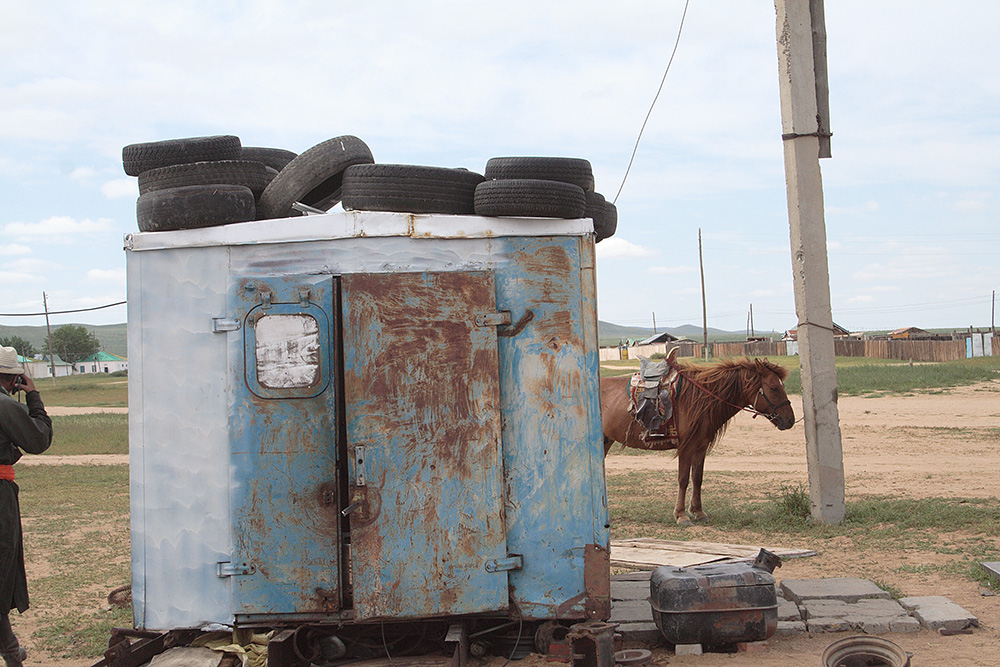 Autowerkstatt in der mongolischen Steppe - das Pferd wartet schon von Sabine Haluszka-Seidel