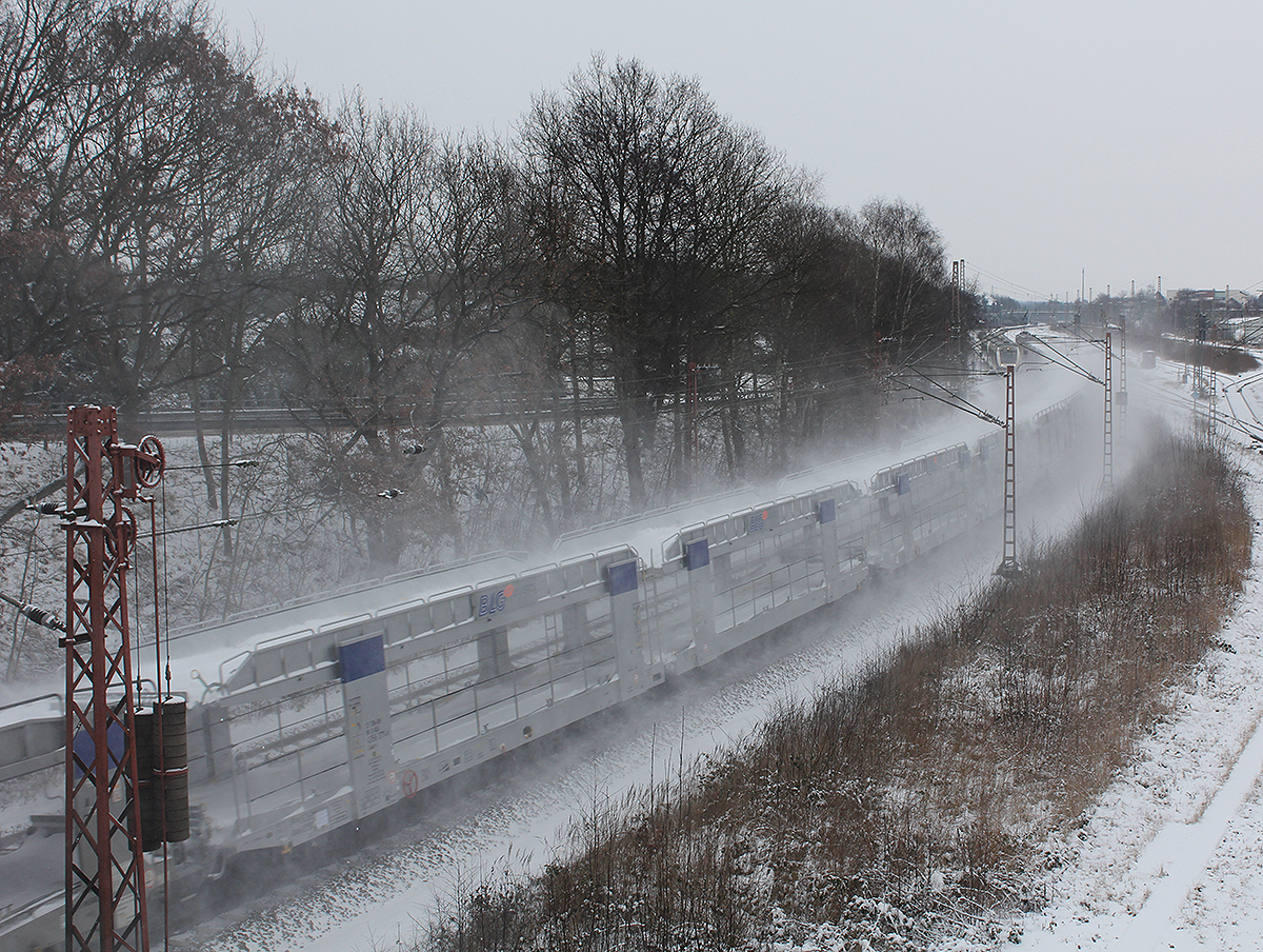 Autozug mit Schnee