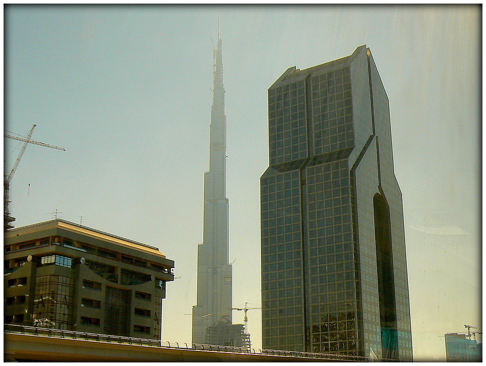 AUTRE POINT DE VUE sur la tour Burj Khalifa .