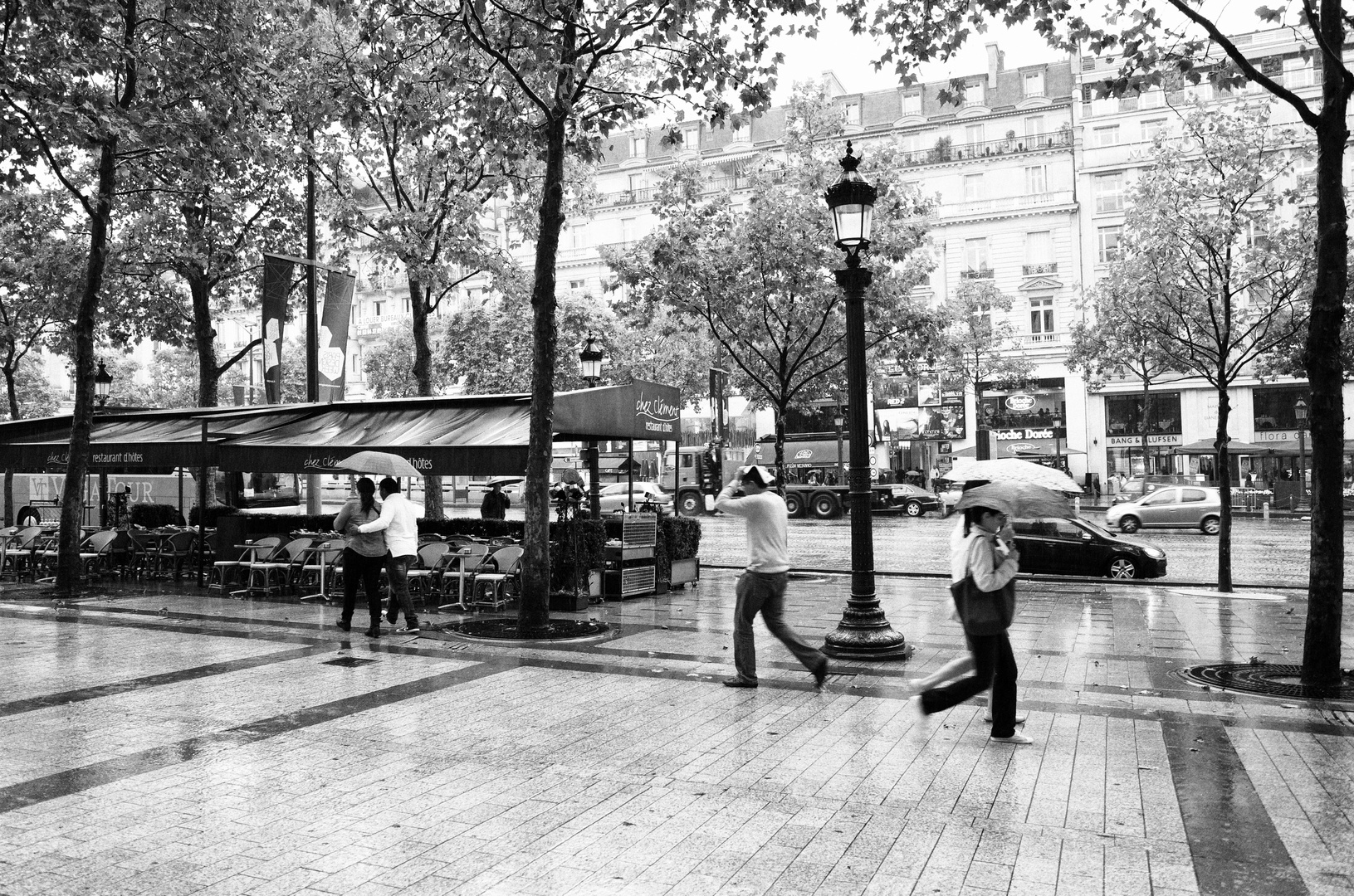 Aux Champs-Élysées ...