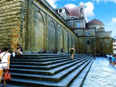 Aux marches de l'église