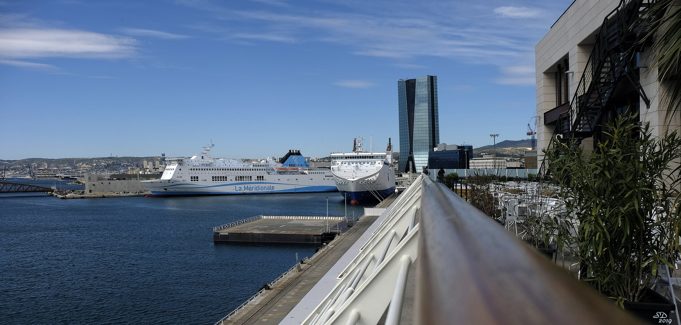 Aux terrasses du port à Marseille