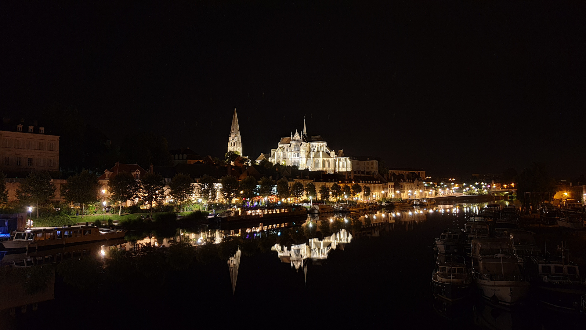 Auxerre bei Nacht 