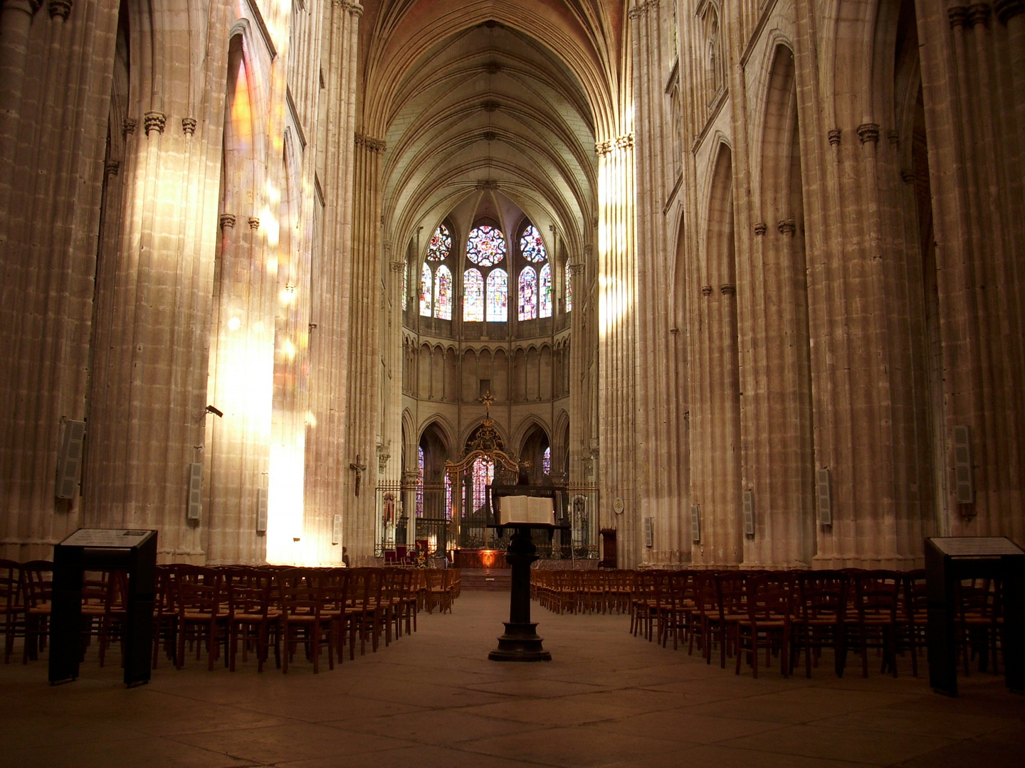 Auxerre Saint Étienne Innenraum