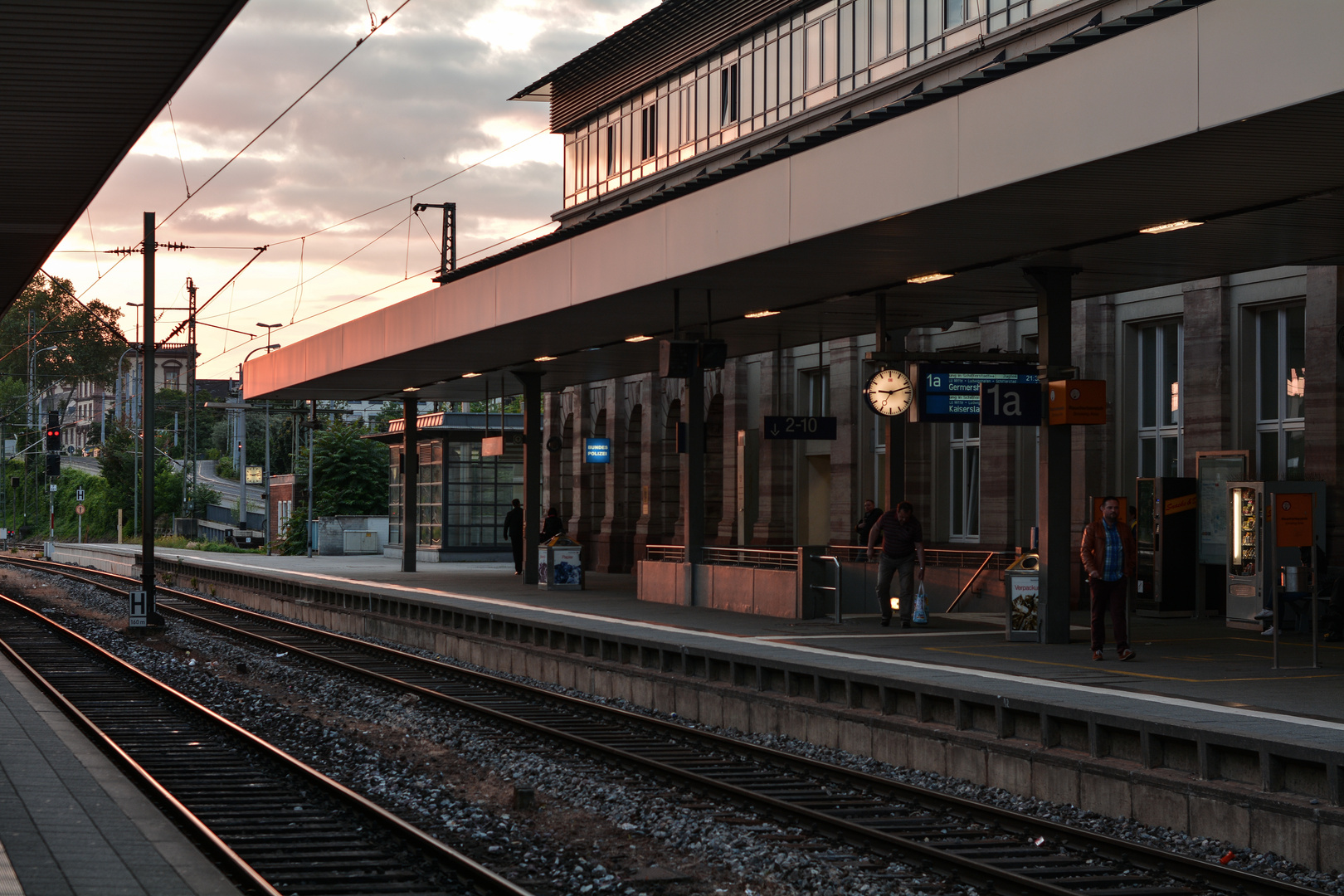 Available Light - Mannheim Hauptbahnhof an einem Samstagabend