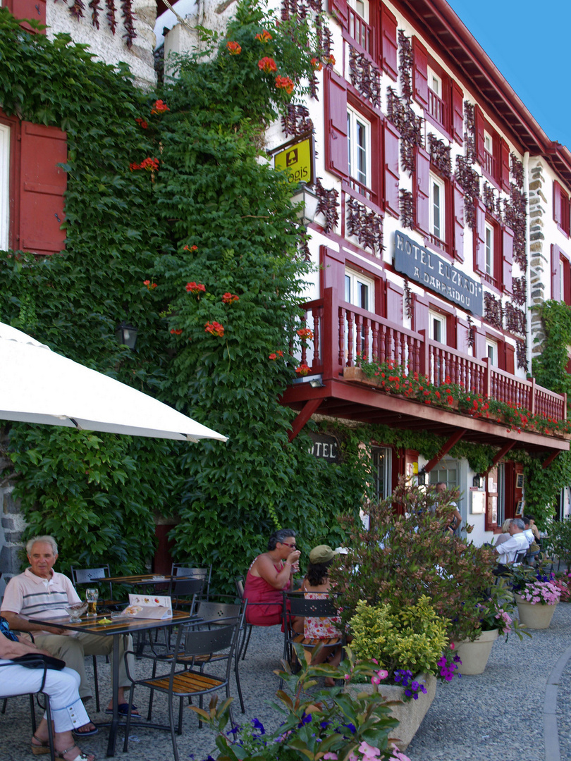 Avant de quitter Espelette, une petite pause sur la terrasse de l’Hôtel Euskadi