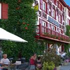 Avant de quitter Espelette, une petite pause sur la terrasse de l’Hôtel Euskadi