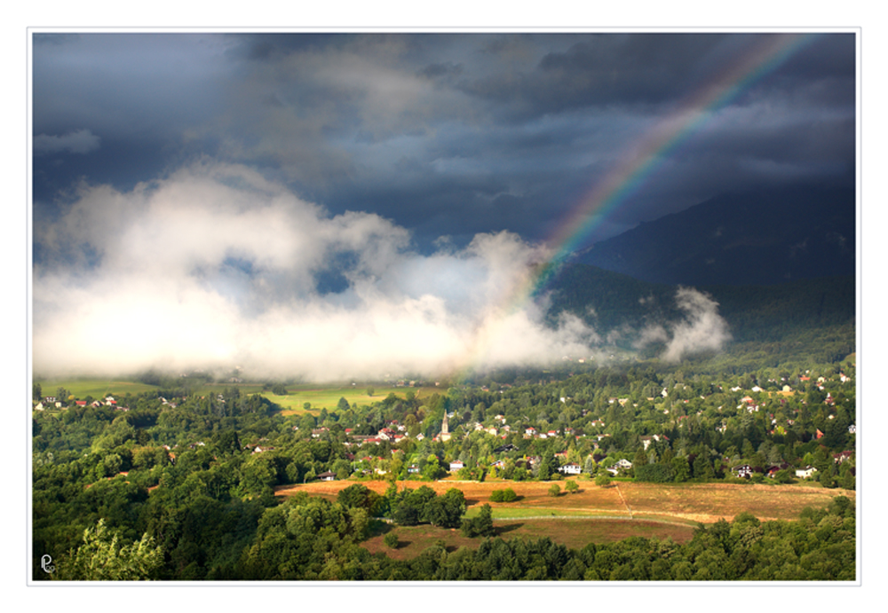 avant l'orage, nuages et arc en ciel sur le village