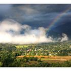 avant l'orage, nuages et arc en ciel sur le village