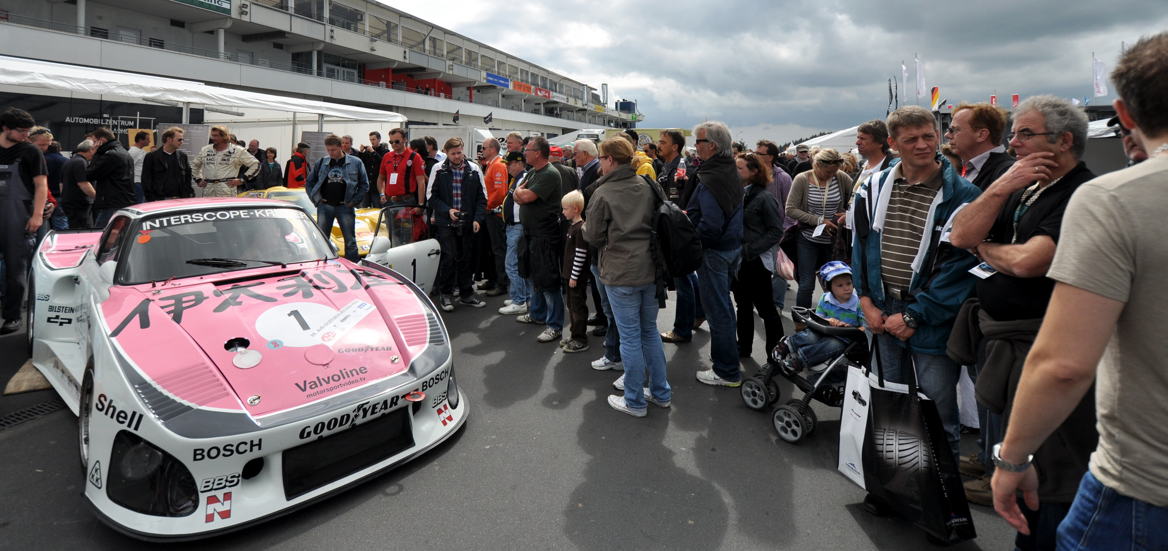 AvD-Oldtimer-Grand-Prix: Boxengasse