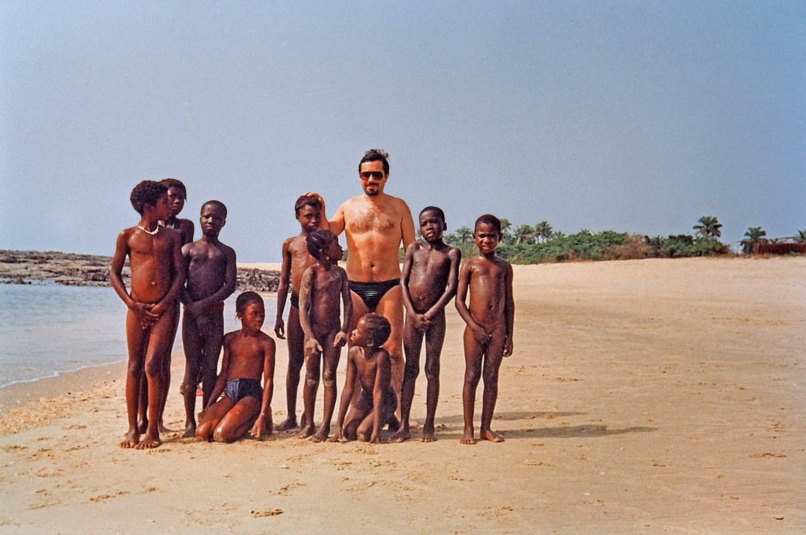 Avec un groupe d’enfants très légèrement vêtus