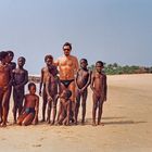 Avec un groupe d’enfants très légèrement vêtus