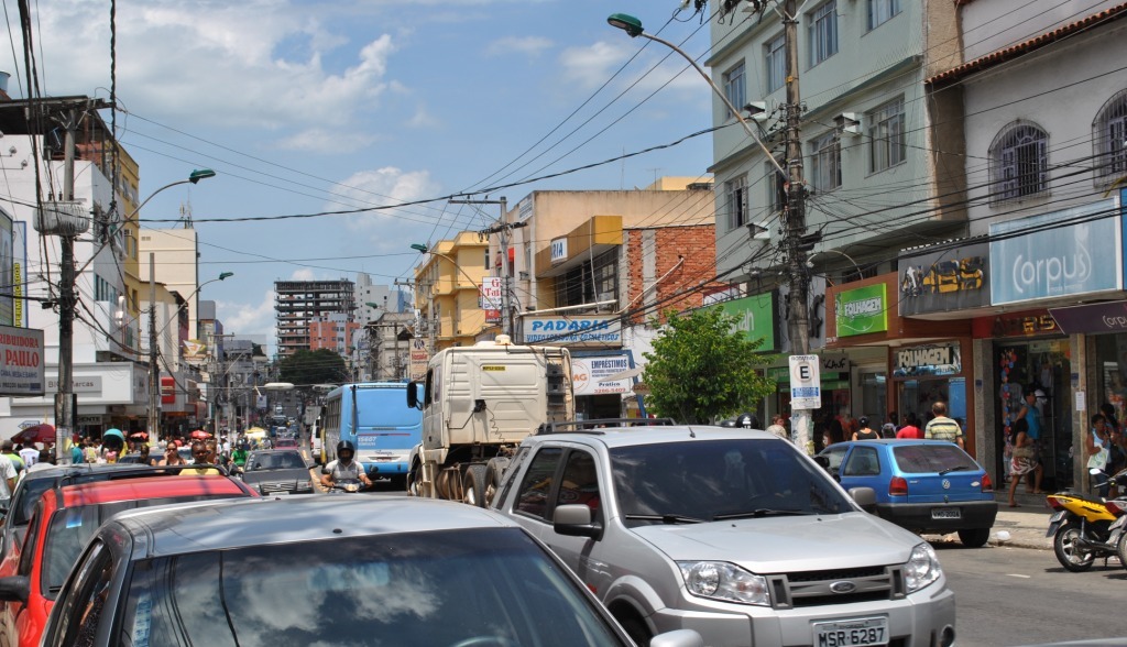 AVENUE, CARS AND PEOPLE