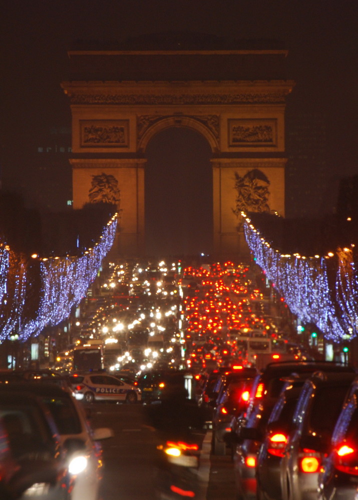 Avenue des Champs-Elysees / Arc de Triomphe
