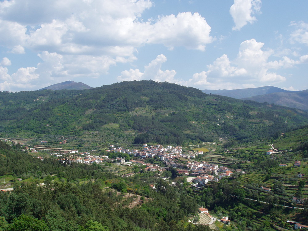 (Avô) Das Dorf im Tal