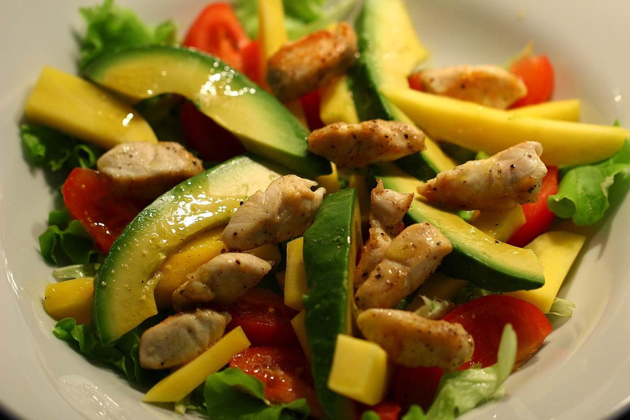 Avocado-Mango-Tomaten-Salat mit Hühnchenbrustfilet