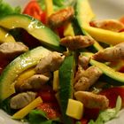 Avocado-Mango-Tomaten-Salat mit Hühnchenbrustfilet