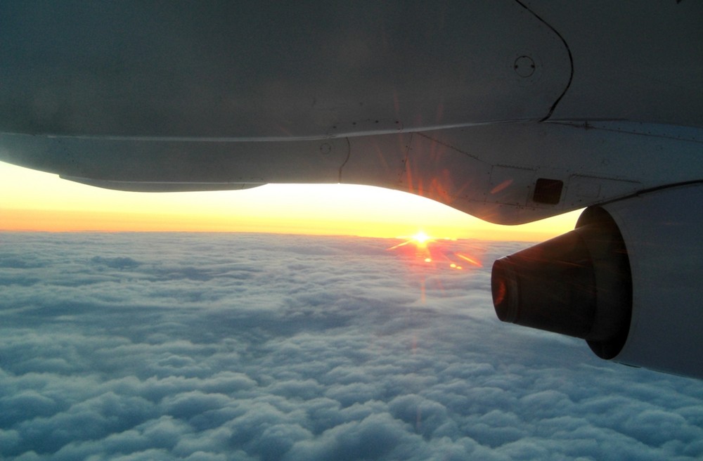 Avro RJ85 beim Sonnenaufgang...