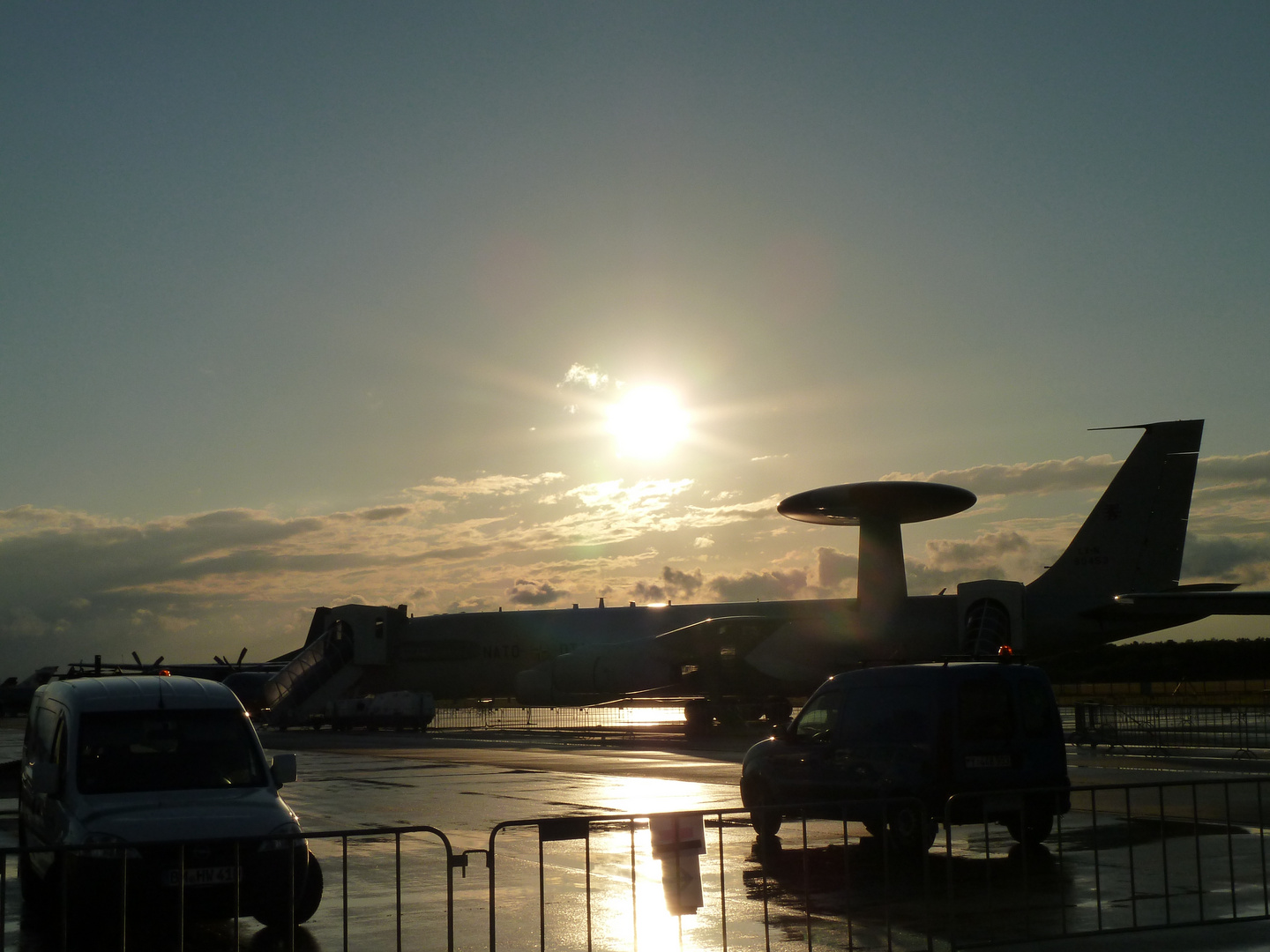 AWACS Aufklärungsflugzeug inmitten eines Sonnenunterganges