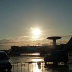 AWACS Aufklärungsflugzeug inmitten eines Sonnenunterganges