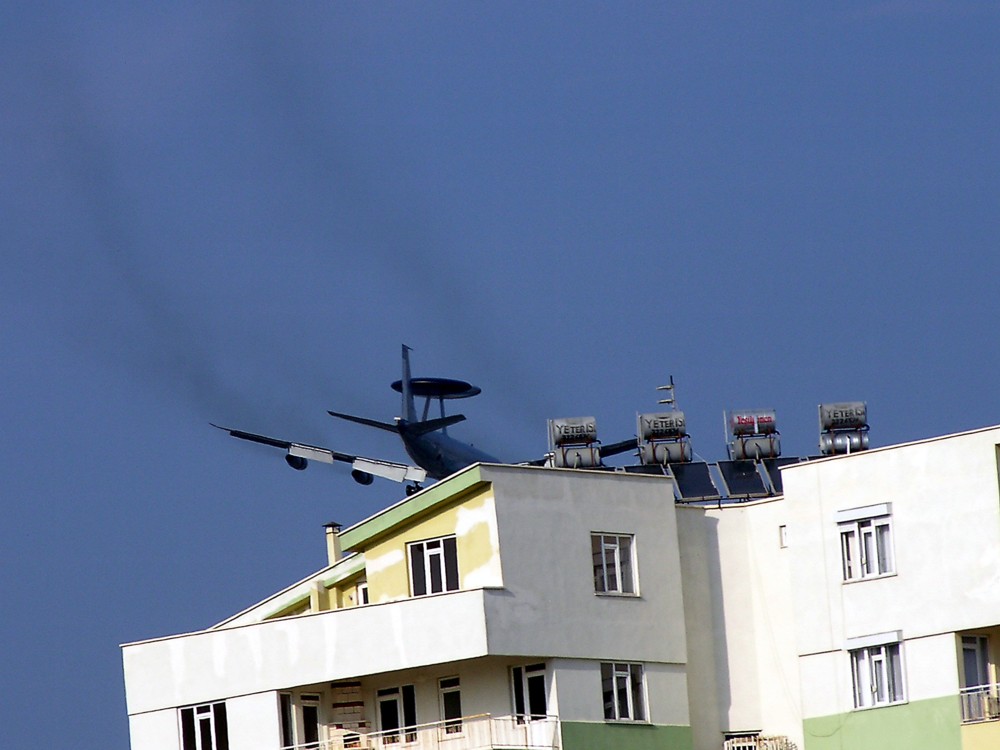 AWACS ...beim Landeanflug über den Dächern