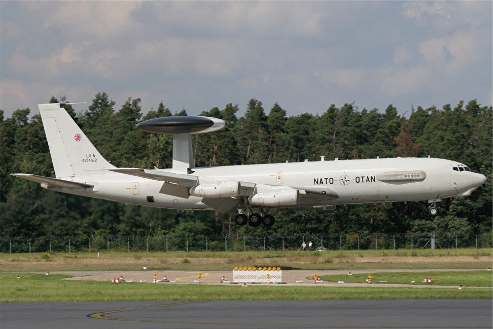 AWACS im low approach