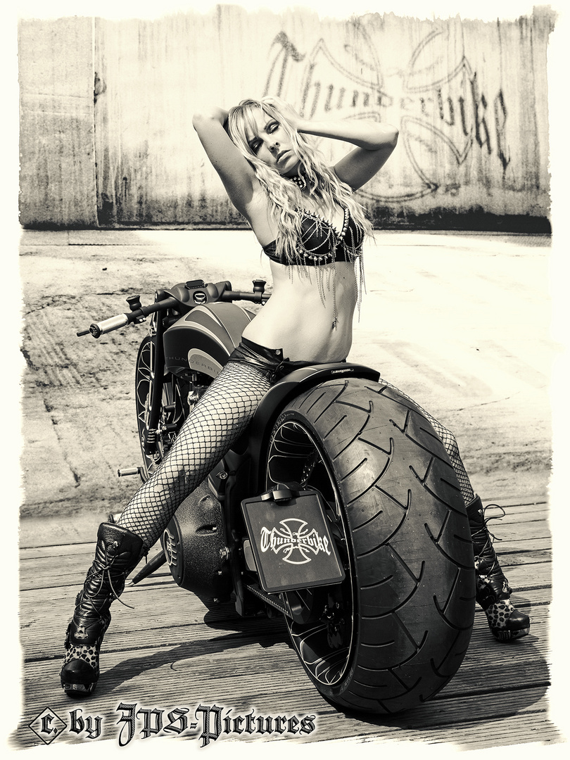 AWESOME LADY ON BIG THUNDERBIKE © by JPS-Pictures