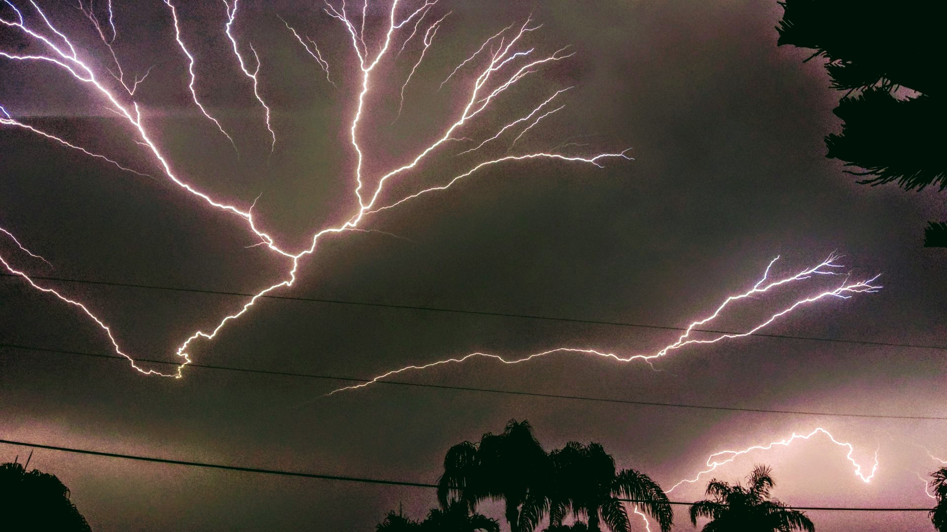 Awesome natural Lightshow (mit kontrast und licht gespielt)