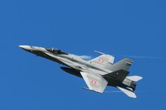 Axalp'09: F/A-18 Hornet bereitet sich zur Landung vor