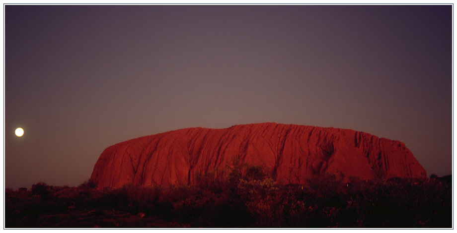 Ayers Rock (Uluru) bei Vollmond in der Abenddämmerung