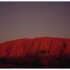 Ayers Rock (Uluru) bei Vollmond in der Abenddämmerung