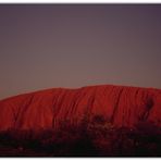 Ayers Rock (Uluru) bei Vollmond in der Abenddämmerung