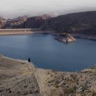 Aymara solitaria a orillas del lago artificial