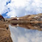 Aymara solitaria a orillas del lago artificial II- Altiplano Peruano de Tim Roth