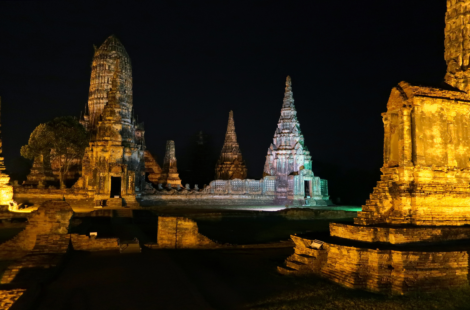 Ayutthaya - Wat Chai Watthanaram bei Nacht