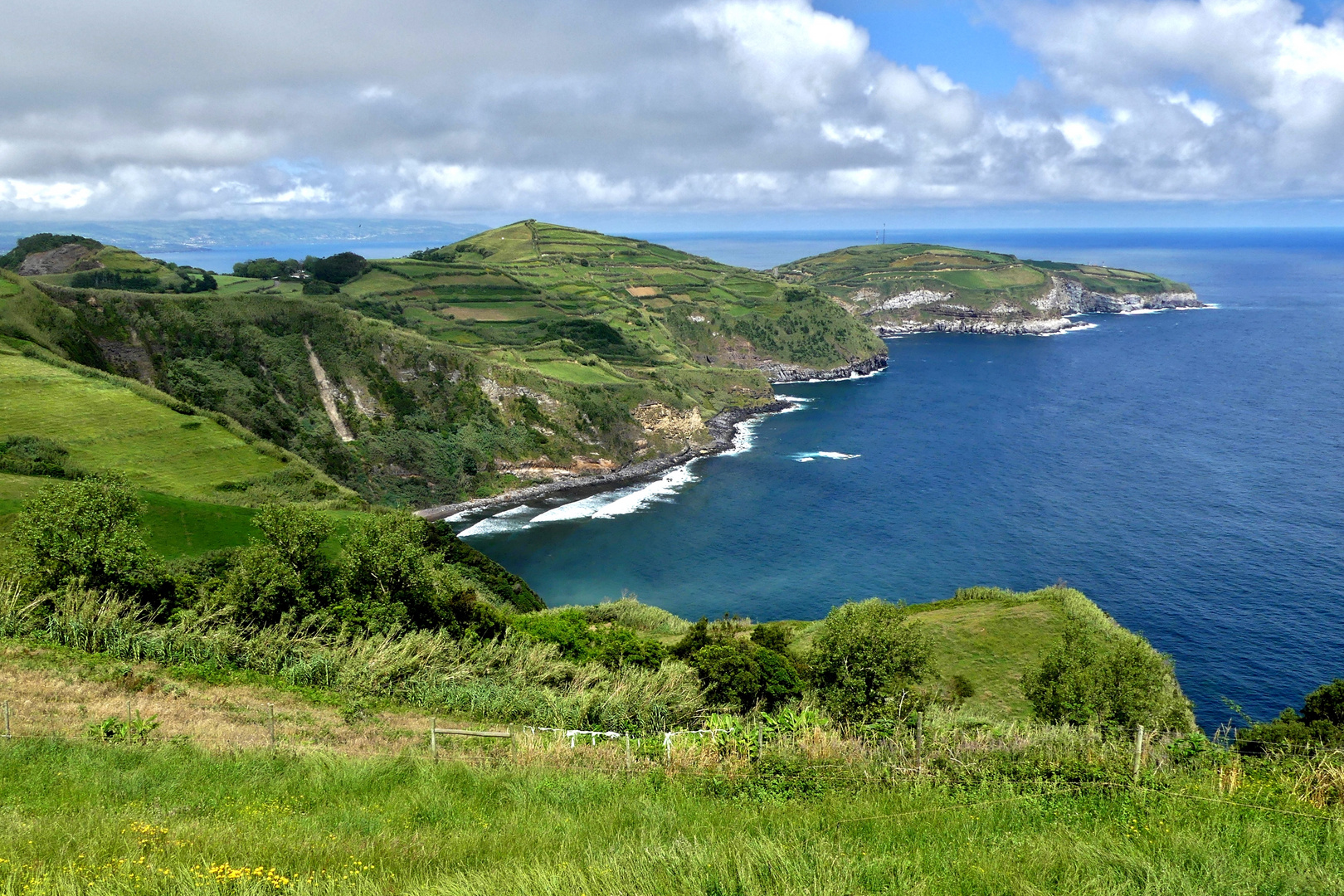 Azoren - Ausblick in der Nähe des Miradouro de Santa Iria auf der Insel São Miguel