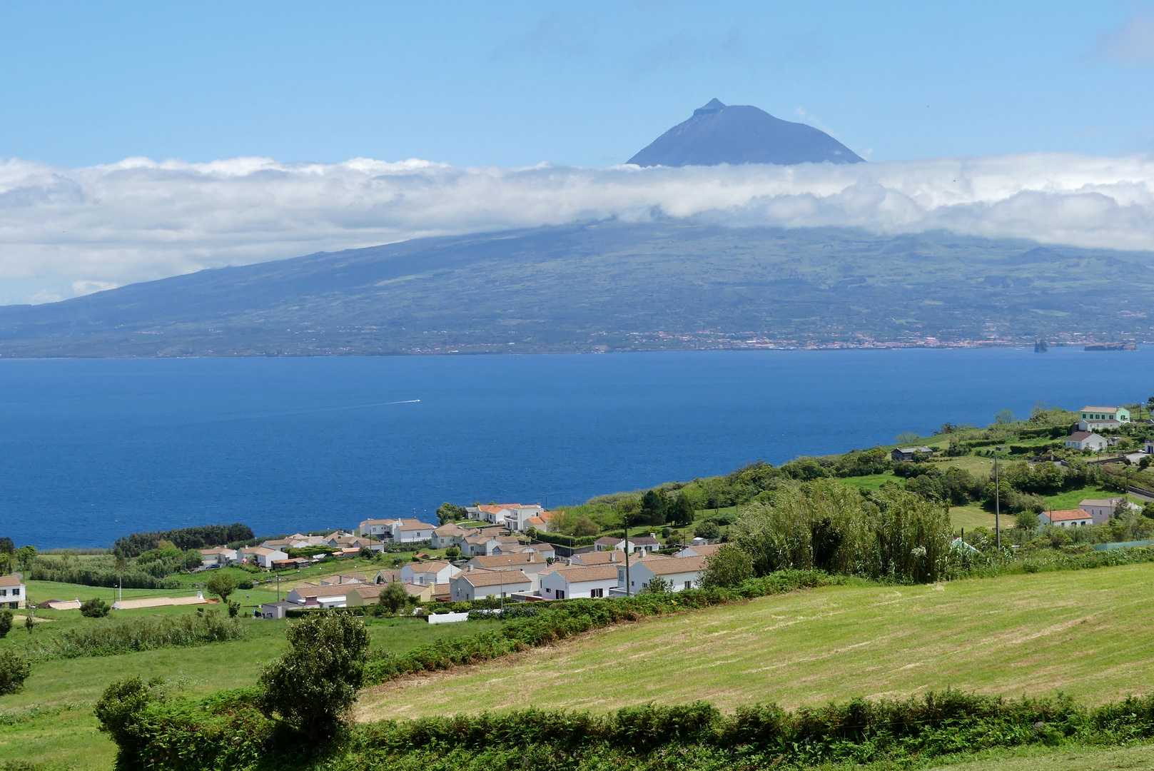 Azoren - Blick von Faial auf die Insel Pico ...