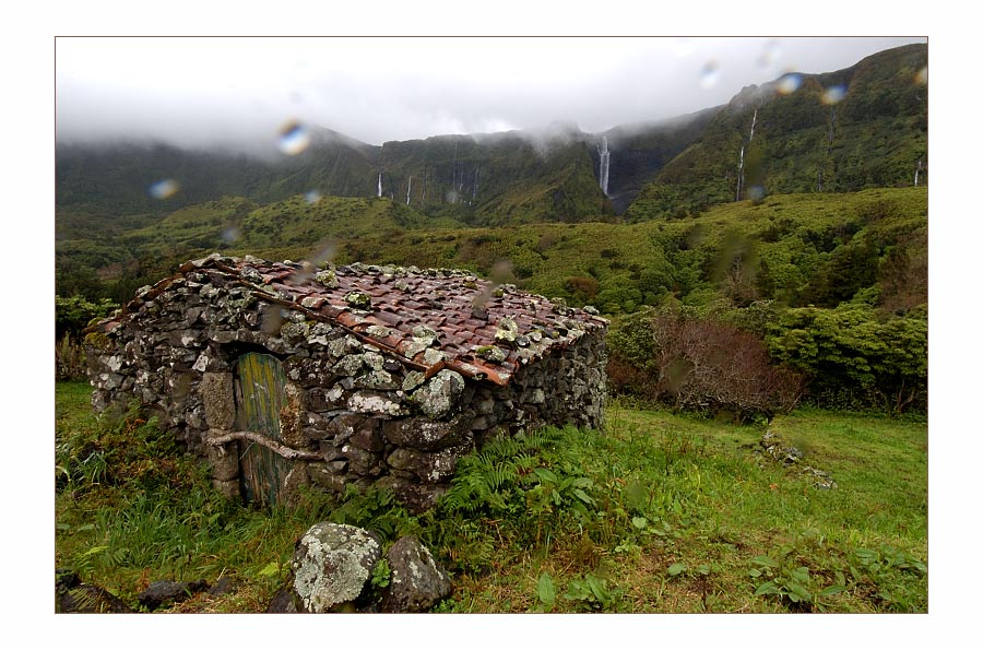 Azoren - Flores - Hütte vor Wasserfall