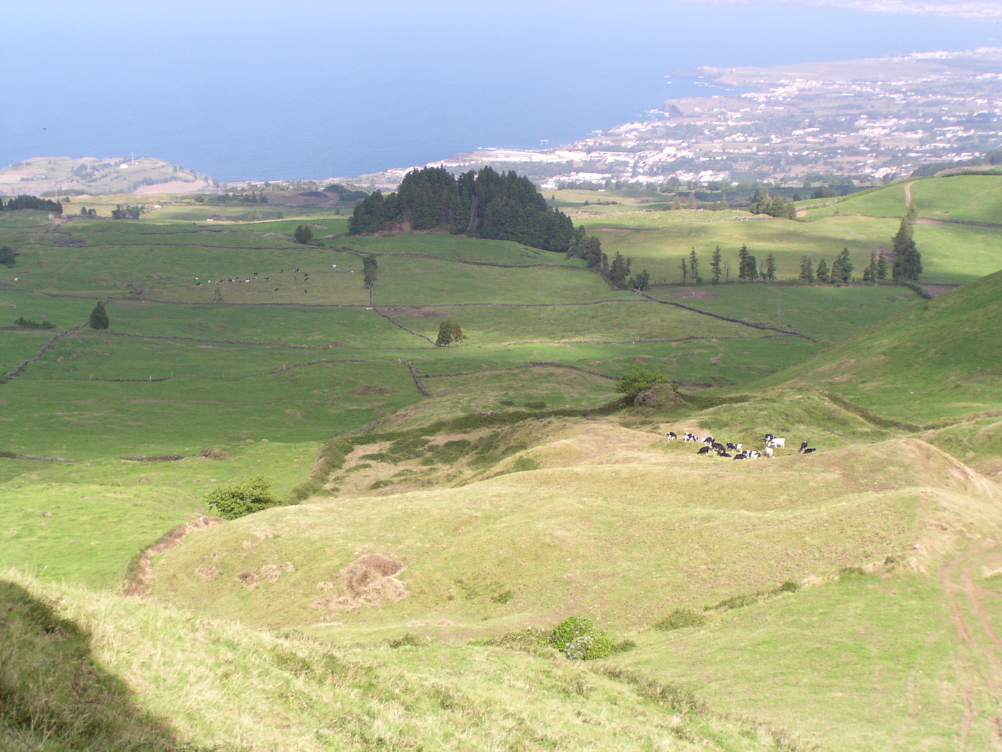 Azoren, Sao Miguel, Blick über Land aufs Meer