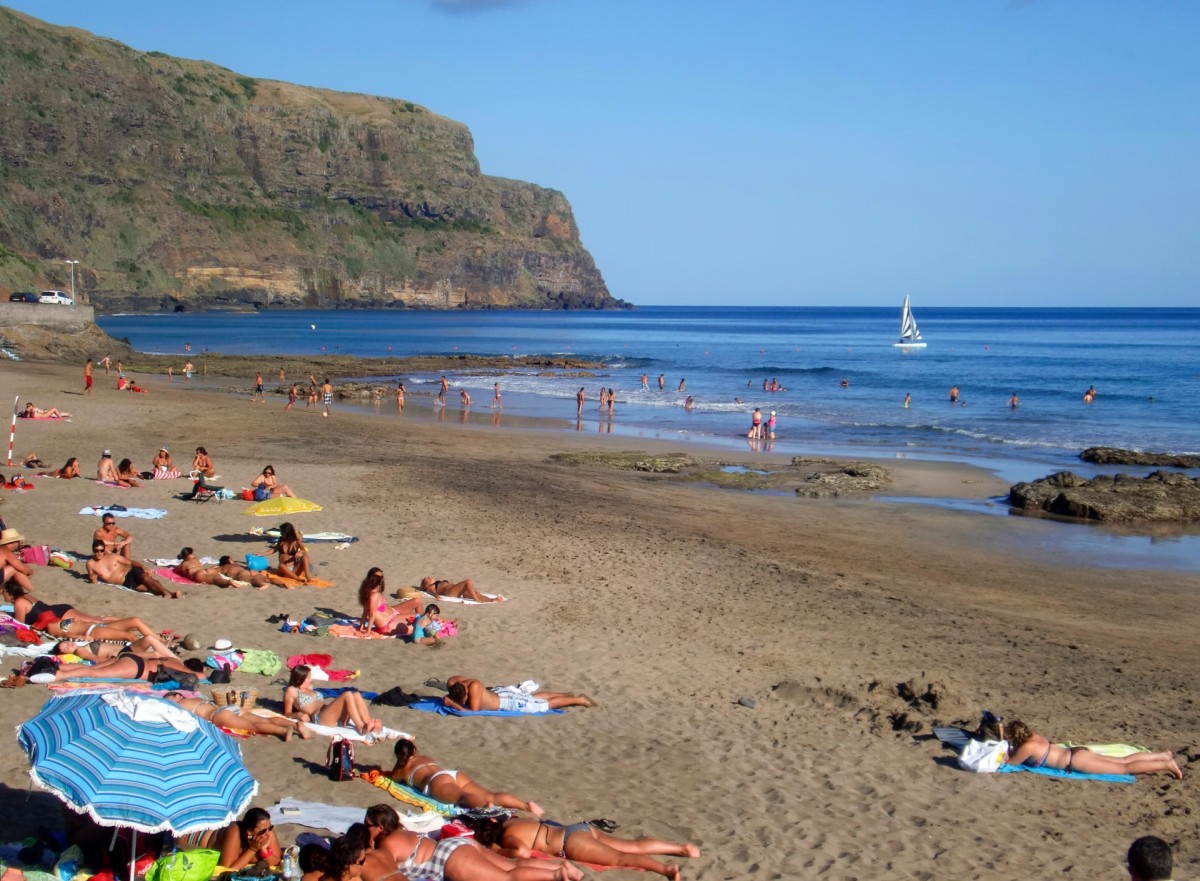 Azoren Strand mit 200 m Hoch Felsen als Rahm