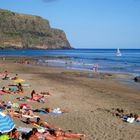 Azoren Strand mit 200 m Hoch Felsen als Rahm