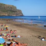 Azoren Strand mit 200 m Hoch Felsen als Rahm
